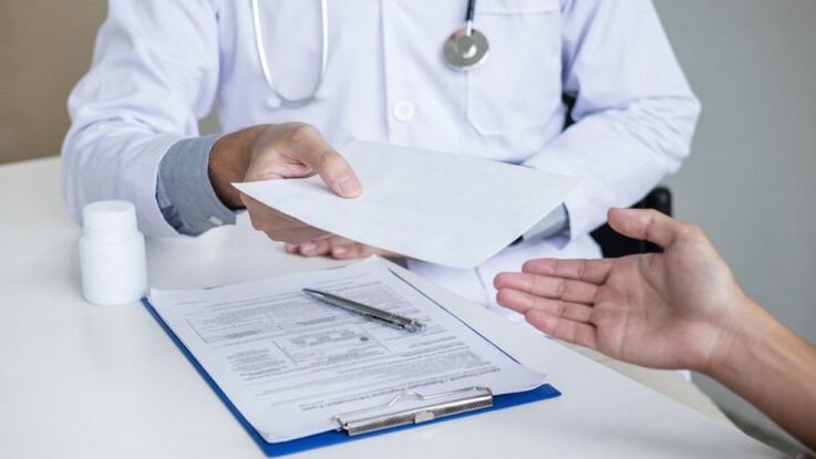 Le médecin prescrit un traitement contre les parasites